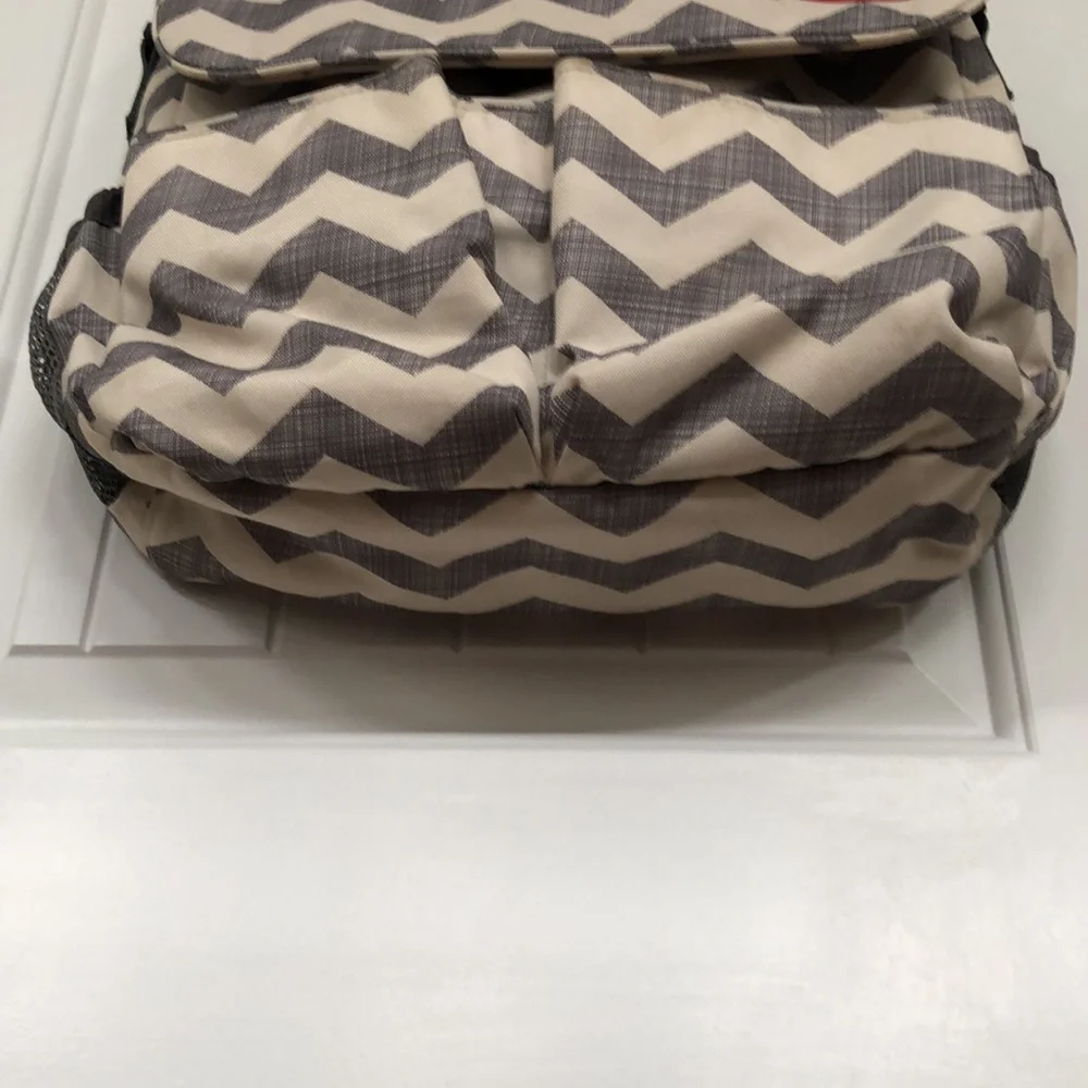 Skip Hop Diaper Bag Chevron White & Gray Changing Pad Shoulder Strap!